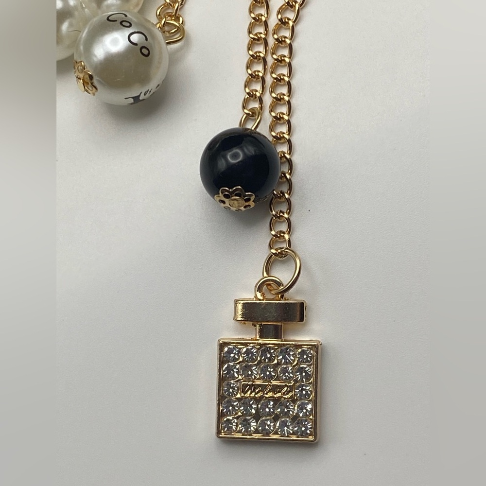Elegant Pearl and Gold Keychain with Black Bow - Picture 2 of 4